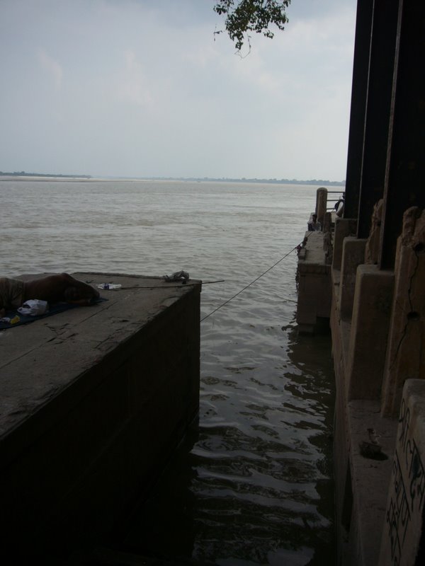 Travel - India - Varanasi - Gangaside